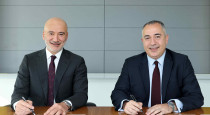 Zurich Türkiye CEO'su Yılmaz Yıldız, Alternatif Bank ile stratejik ortaklık anlaşmasını imzalarken.