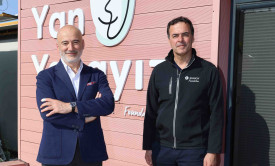 Zurich Türkiye CEO’su Yılmaz Yıldız, deprem bölgesindeki Yan Yanayız Psikososyal Destek Merkezi’nde.