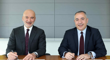 Zurich Türkiye CEO'su Yılmaz Yıldız, Alternatif Bank ile stratejik ortaklık anlaşmasını imzalarken.