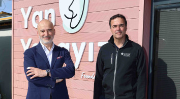 Zurich Türkiye CEO’su Yılmaz Yıldız, deprem bölgesindeki Yan Yanayız Psikososyal Destek Merkezi’nde.